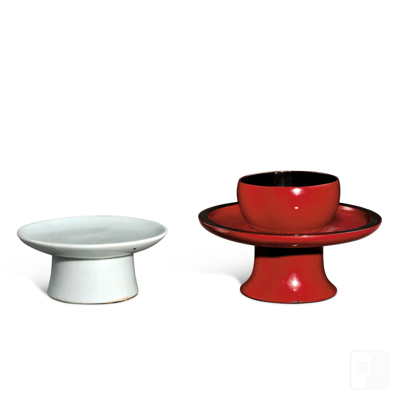 A cinnabar lacquer cup stand, Japan, Edo period, and a white-glazed stem dish, Korea, Joseon dynasty | 日本 江戶時期 紅漆盞托 及 韓國 朝鮮王朝 白釉高足盤 - 图2